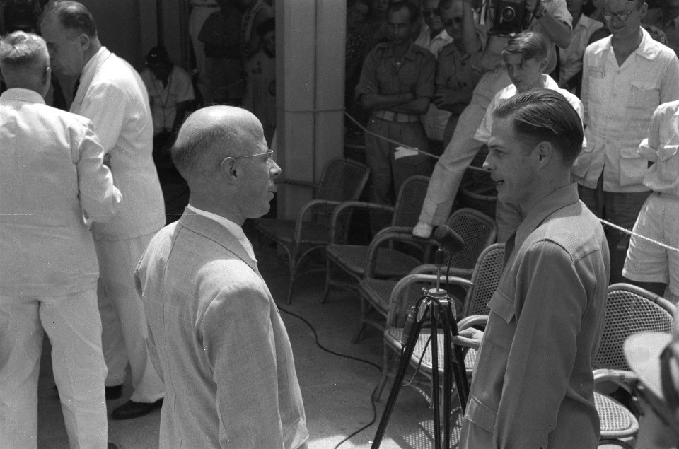 De Hoge Commissaris der Kroon, dr. L.J.M. Beel in gesprek met een radio-verslagg, Bestanddeelnr 2086