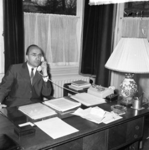 De kabinetscrisis, mr. Cals aan de telefoon, Bestanddeelnr 917-5453