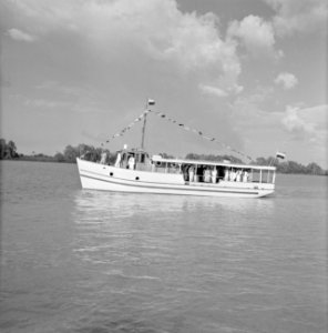 De Kabalebo met het koninklijk gezelschap aan boord op de Surinamerivier, Bestanddeelnr 252-4202
