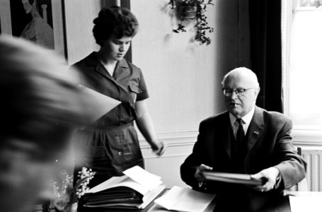 De kabinetsformatie Prof Romme achter zijn bureau, prof Romme, Bestanddeelnr 915-1917