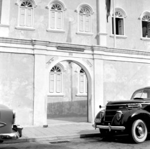 De ingang van de Mikve Israël-Emanuel synagoge in Willemstad, Bestanddeelnr 252-2872