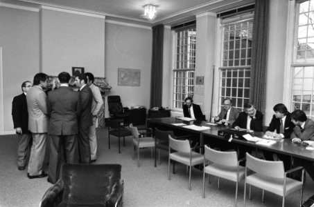 De in ons land aanwezige Arubaanse delegatie had in Den Haag een gesprek met min, Bestanddeelnr 933-5101