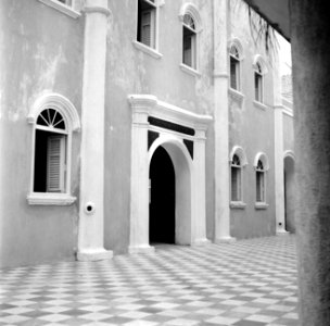 De ingang van de Mikve Israël-Emanuel synagoge in Willemstad, Bestanddeelnr 252-2871