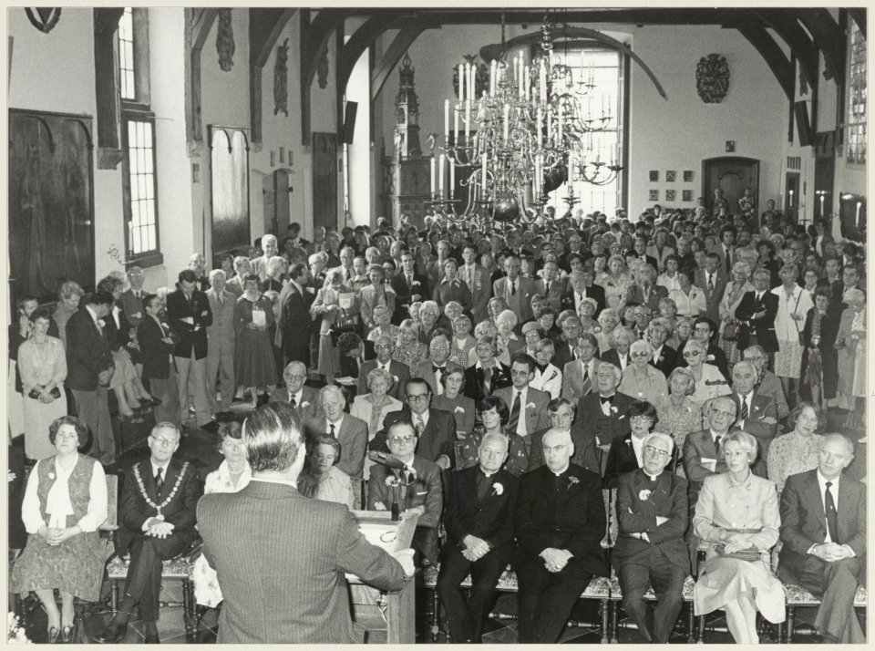 De jaarlijkse Bavodag wordt gevierd in aanwezigheid van vele gasten uit Gent, toespraak van de heer Vermaire in de Gravenzaal van het stadhuis. Voorste rij tweede van links burgemeester Jan , NL-HlmNHA 54012625