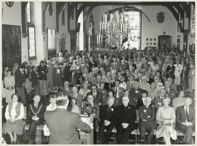 De jaarlijkse Bavodag wordt gevierd in aanwezigheid van vele gasten uit Gent, toespraak van de heer Vermaire in de Gravenzaal van het stadhuis. Voorste rij tweede van links burgemeester Jan , NL-HlmNHA 54012625