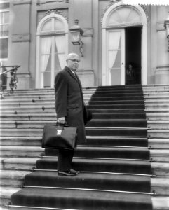 De informateur, professor dr. L.J.M. Beel, brengt koningin Juliana verslag uit o, Bestanddeelnr 910-2440