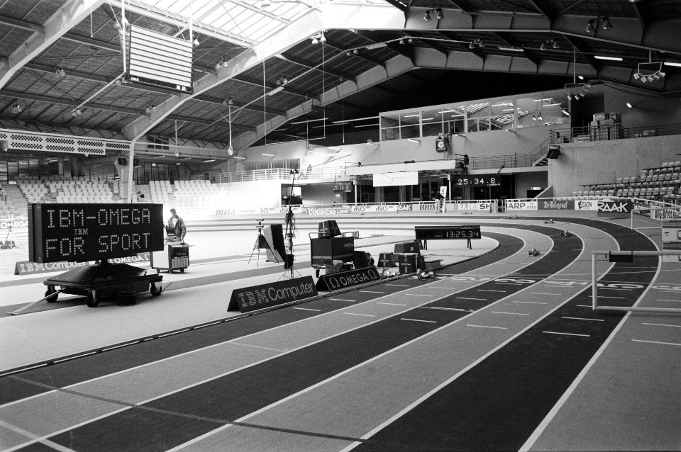 De indoor atletiekbaan in de Houtrusthallen te Den Haag word gereed gemaakt voor, Bestanddeelnr 934-4052