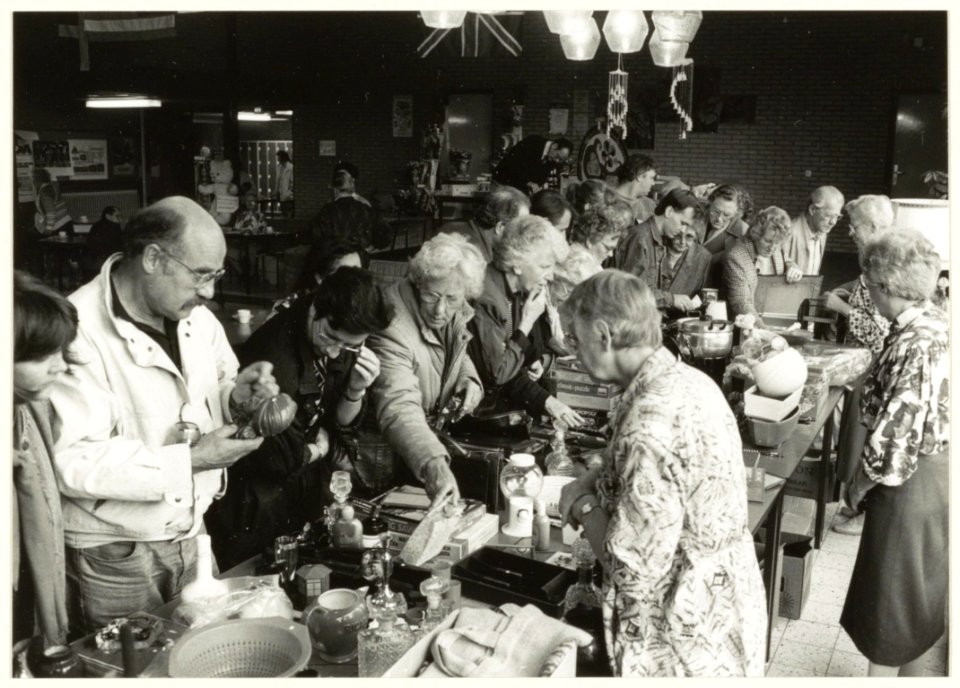 De jaarlijkse fancy-fair van de Katholieke Bond voor Ouderen in de St. Luciaschool. NL-HlmNHA 54031971