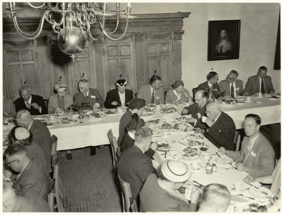 De Historische Vereeniging Vigilate Deo Confidentesaan de lunch t.g.v. een bezoek aan het Frans Halsmuseum. NL-HlmNHA 54001185