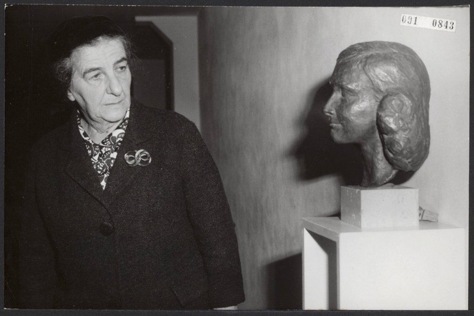 De Israelische minister Golda Meir bekijkt de buste van Anne Frank, Bestanddeelnr 091-0843