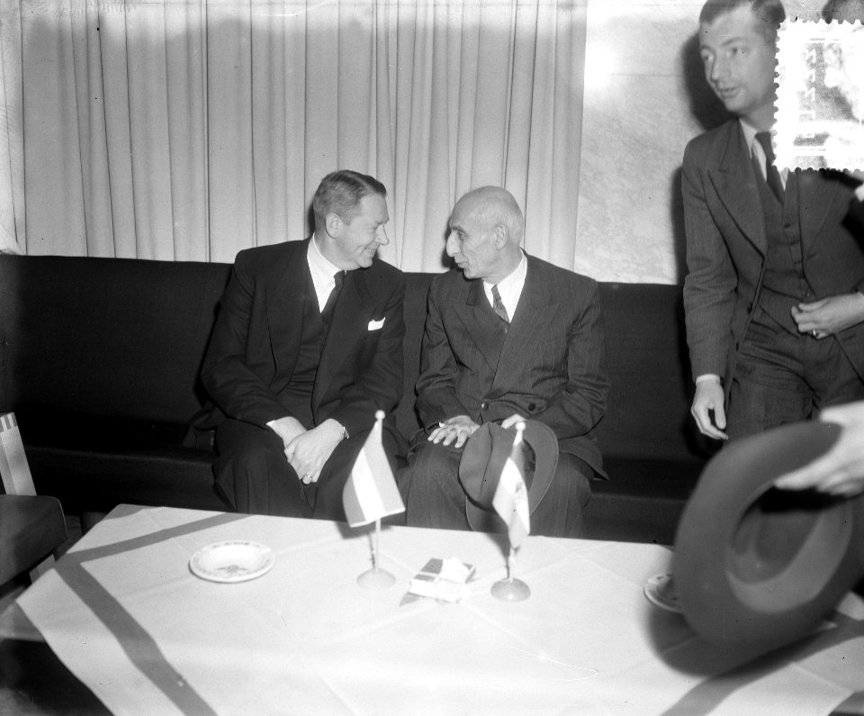 De Iraanse premier Mossadeq is woensdagavond opnieuw in ons land op Schiphol gea, Bestanddeelnr 905-1333