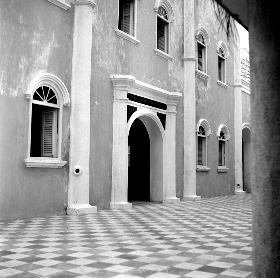 De ingang van de Mikve Israël-Emanuel synagoge in Willemstad, Bestanddeelnr 252-2870
