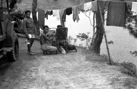 De Javaanse Infanterist Wagio heeft wasdag gehouden aan het Tobameer op Sumatra., Bestanddeelnr 3613