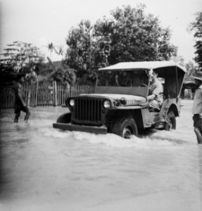 De inundaties bij Soerabaja. Jeep ploegt door het water, Bestanddeelnr 10944