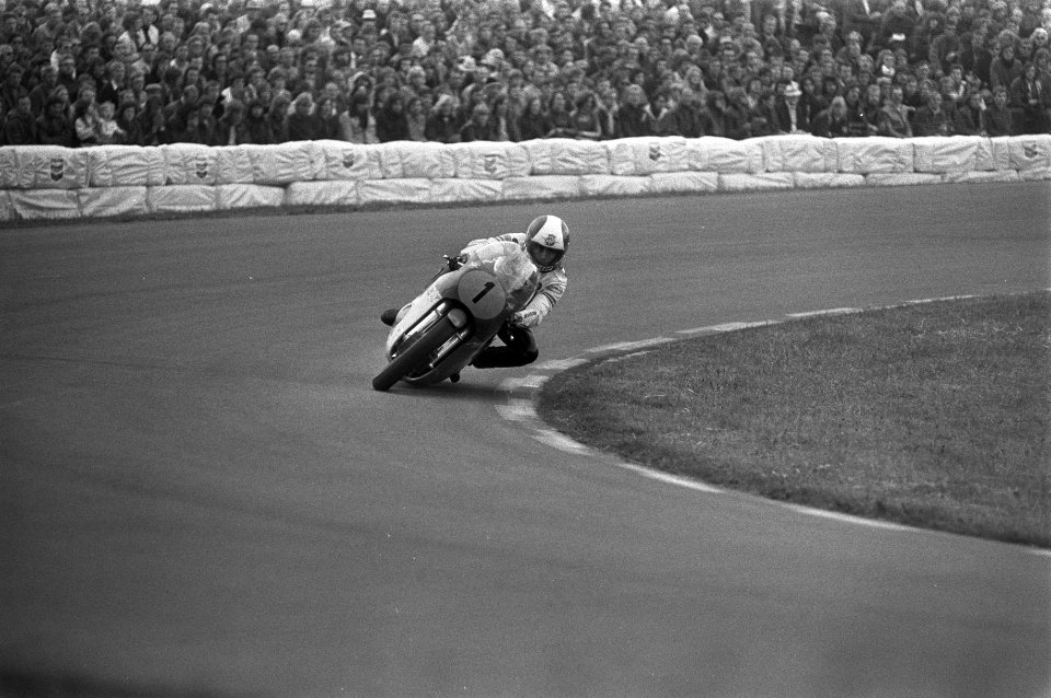 De Italiaanse motorcoureur Giacomo Agostini in actie in de 350 cc klasse, Bestanddeelnr 925-6890