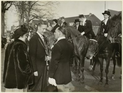De Jeugd Rij-Vereniging 'En Avant' brengt een bezoek aan het Raadhuis en wordt voorgesteld aan de nieuwe burgemeester Mr. A.G.A. Ridder van Rappard. NL-HlmNHA 54004175