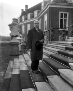 De informateur, professor dr. L.J.M. Beel, brengt koningin Juliana verslag uit o, Bestanddeelnr 910-2439