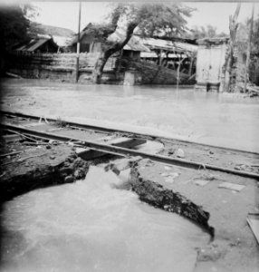 De inundaties bij Soerabaja. Met geweld stroomt het water over de weg. Op de fot, Bestanddeelnr 10947