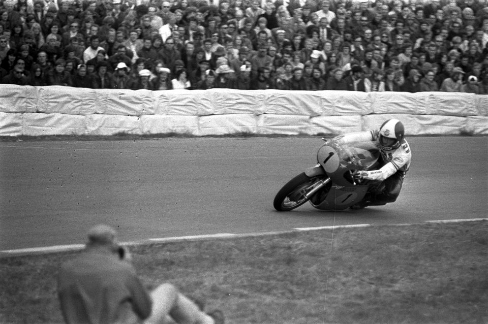De Italiaanse motorcoureur Giacomo Agostini in actie in de 350 cc klasse, Bestanddeelnr 925-6893