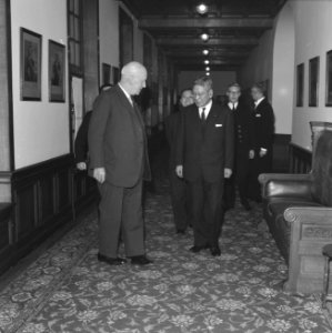 De Japande premier wordt ontvangen door de voorzitter van de Eerste Kamer mr. J., Bestanddeelnr 914-5295