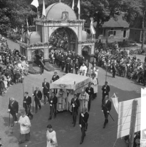 De jaarlijkse St Jans Processie in Laren begonnen, overzicht van de lange stoet, Bestanddeelnr 916-5719