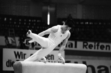 De Japanse Akinori Nakayama in aktie op het paard, Bestanddeelnr 919-5892