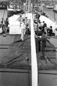 De Israelische vredespiloot Abie Nathan schildert zijn Nederland gekochte schip , Bestanddeelnr 922-5312