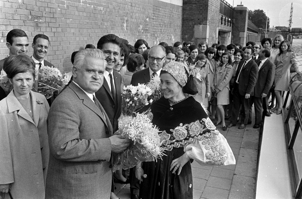 De leider van de delegatie, vice president Vasilije Skendzic, krijgt bloemen aan, Bestanddeelnr 921-6955