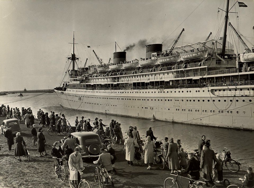 De Johan van Oldenbarnevelt afgemeerd in het Noordzeekanaal. Aangekocht in 1977 van fotograaf C. de Boer. Identificatienummer 54-005534, NL-HlmNHA 1478 25900 K 38