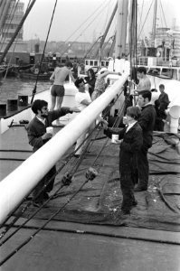De Israelische vredespiloot Abie Nathan schildert zijn Nederland gekochte schip , Bestanddeelnr 922-5313