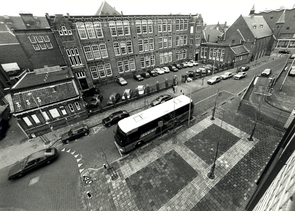 De Jacobstraat ziende vanaf de Raaks Parkeergarage. Ziende de achtergevel van de school gelegen aan de Zijlvest. Rechts de Vrijzinnig Hervormde Kerk aan de Raaks. Aangekocht van United Photos de Boer 