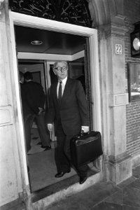 De heer Zijlstra, direkteur van de Nederlandse Bank, bij aankomst bij het Eerste, Bestanddeelnr 931-7602 photo