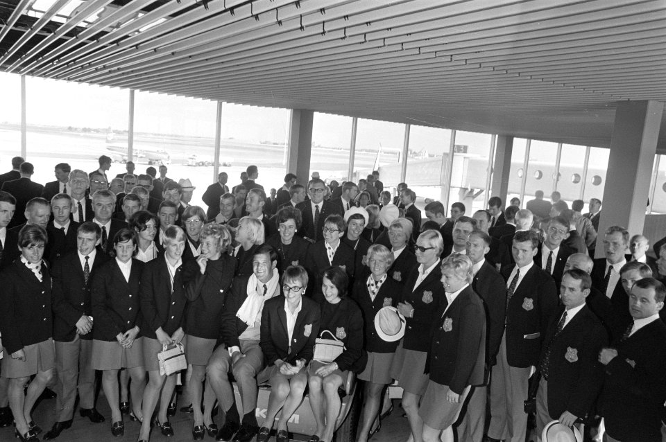 De olympische ploeg poseert op Schiphol voor het vertrek, Bestanddeelnr 921-6991