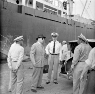 De heer Tesink in de haven van Willemstad, Bestanddeelnr 252-2717