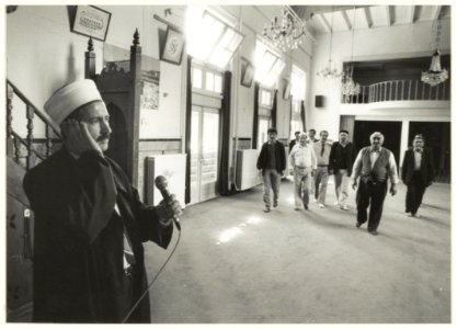 De nieuwe geluidsinstallatie waardoor de oproepen tot het gebed door de hele wijk Rozenprieel te horen zullen zijn, wordt uitgeprobeerd in het Turks-Islamitisch Centrum c.q. moskee. NL-HlmNHA 54015471