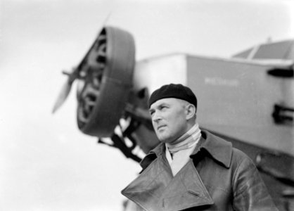 De heer Steinbeck bij de Fokker F.XII OY-DIG Merkur, Bestanddeelnr 189-1377