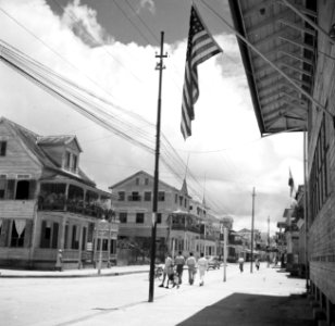 De Heerenstraat in Paramaribo Bij het rechter pand hangt de Amerikaanse vlag ui, Bestanddeelnr 252-6115