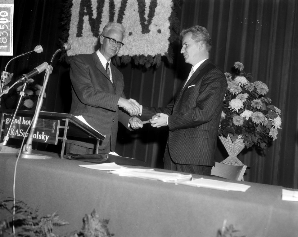 De heer Roemers terwijl hij de hand schudt van zijn opvolger André Kloos, Bestanddeelnr 918-3510