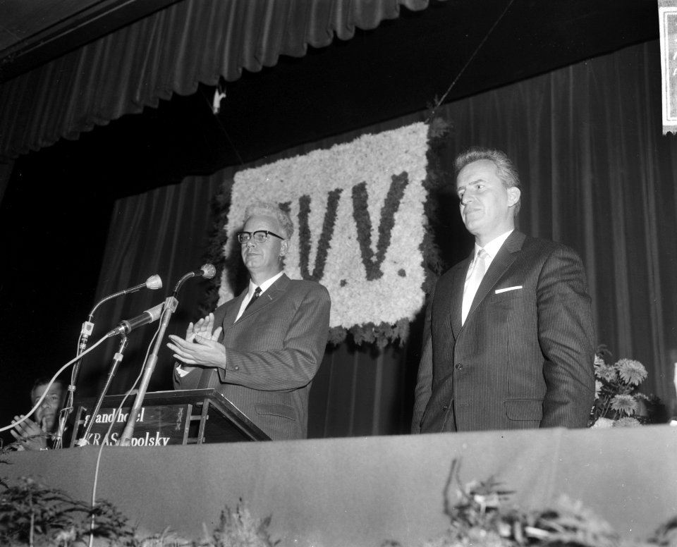 De heer Roemers (l.) tijdens een toespraak. Naast hem zijn opvolger André Kloos, Bestanddeelnr 918-3511