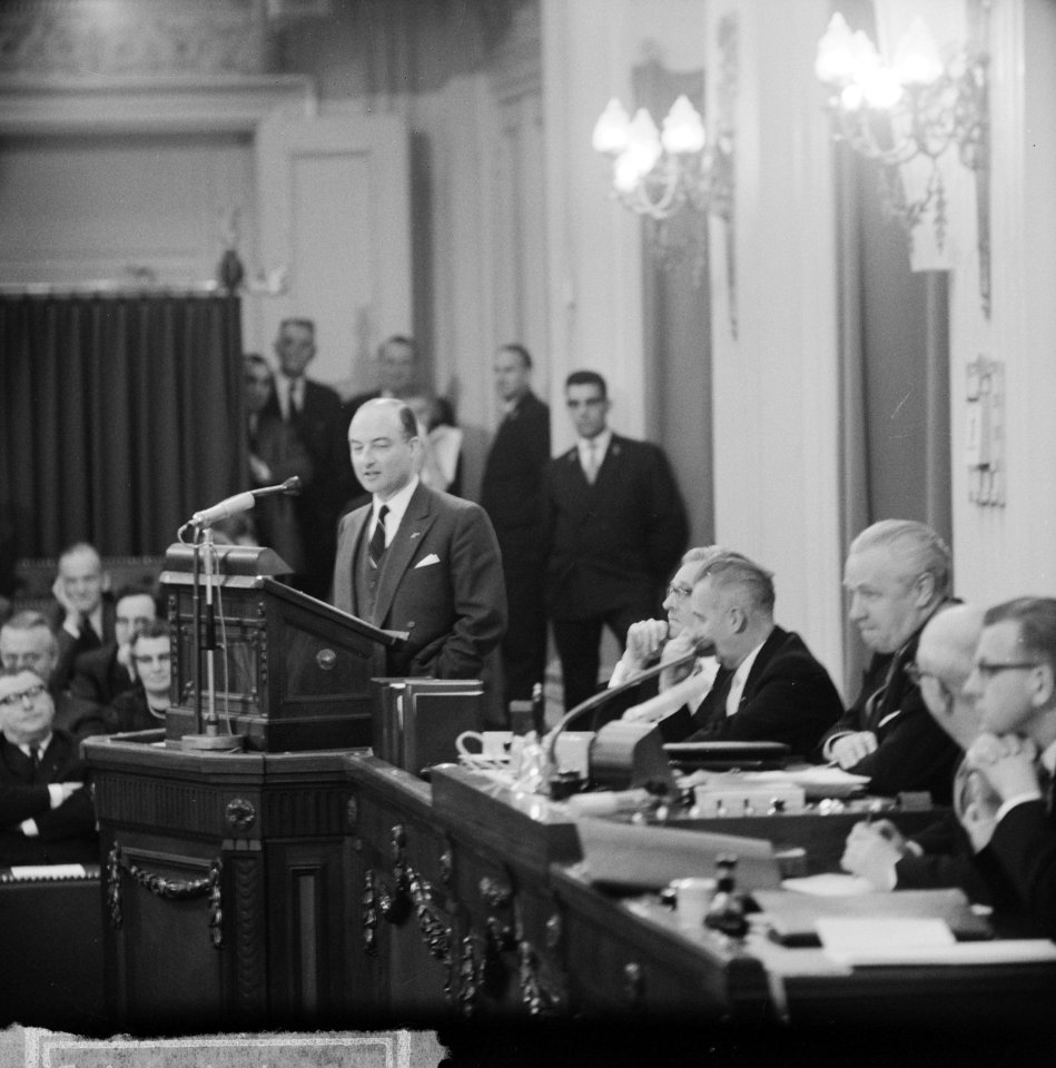 De kabinetscrisis in Tweede Kamer , de heer Schmelzer aa het woord, Bestanddeelnr 917-4849