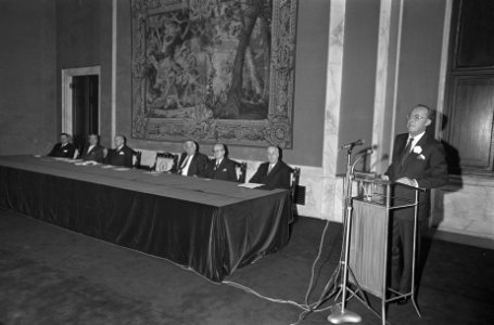 De heer W. Rehbock houdt een welkomstoespraak, Bestanddeelnr 921-7295