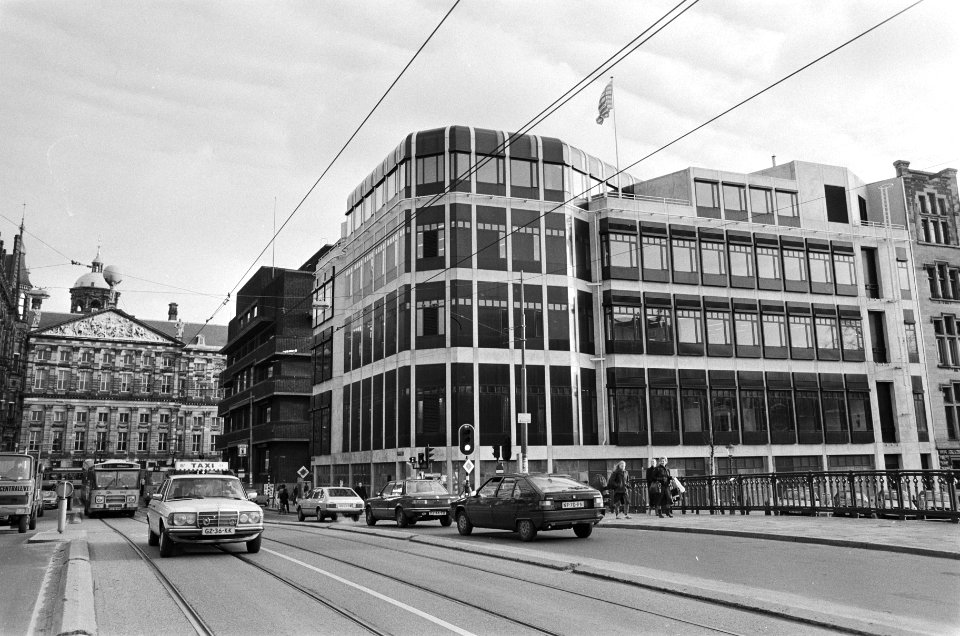 De nieuwe Amsterdamse disctrictscentrale van de PTT, gezicht vanaf het Singel, Bestanddeelnr 933-5196