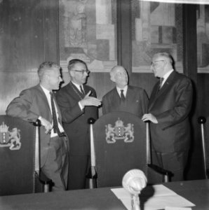 De nieuwe Wethouders en Burgemeester, vlnr heer Elsenburg , Burgemeester hee, Bestanddeelnr 914-2687