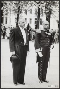 De nieuwe West-Duitse ambassadeur, dr. H. Mühlenfeld (links) heeft dinsdag zijn , Bestanddeelnr 105-0285