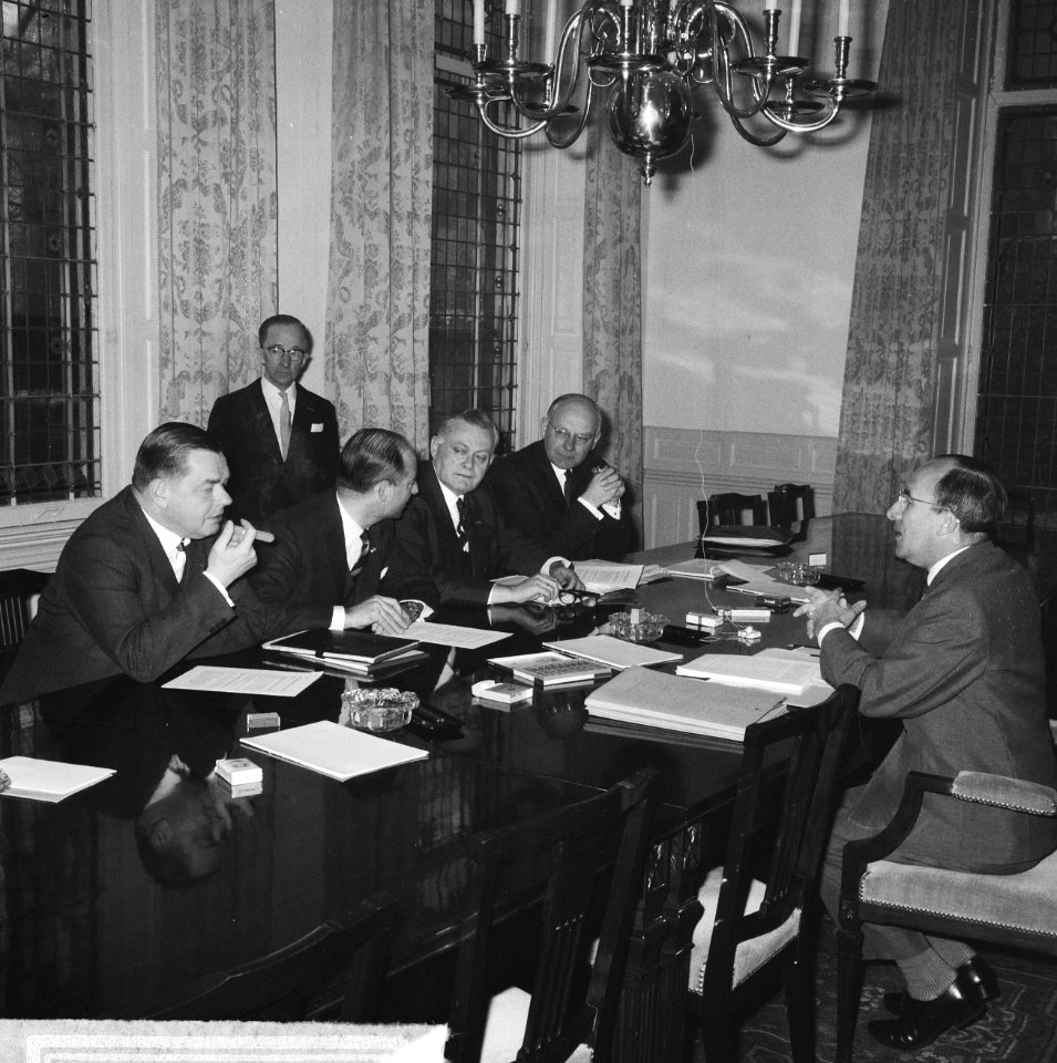 De kabinetscrisis, vier fractievoorzitters v.l.n.r. mr. Beernink , drs. Schmelze, Bestanddeelnr 917-5698