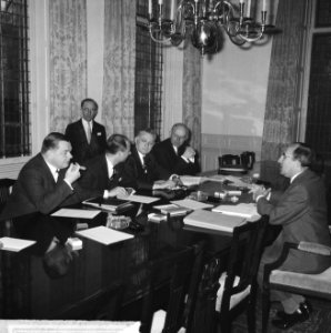 De kabinetscrisis, vier fractievoorzitters v.l.n.r. mr. Beernink , drs. Schmelze, Bestanddeelnr 917-5698