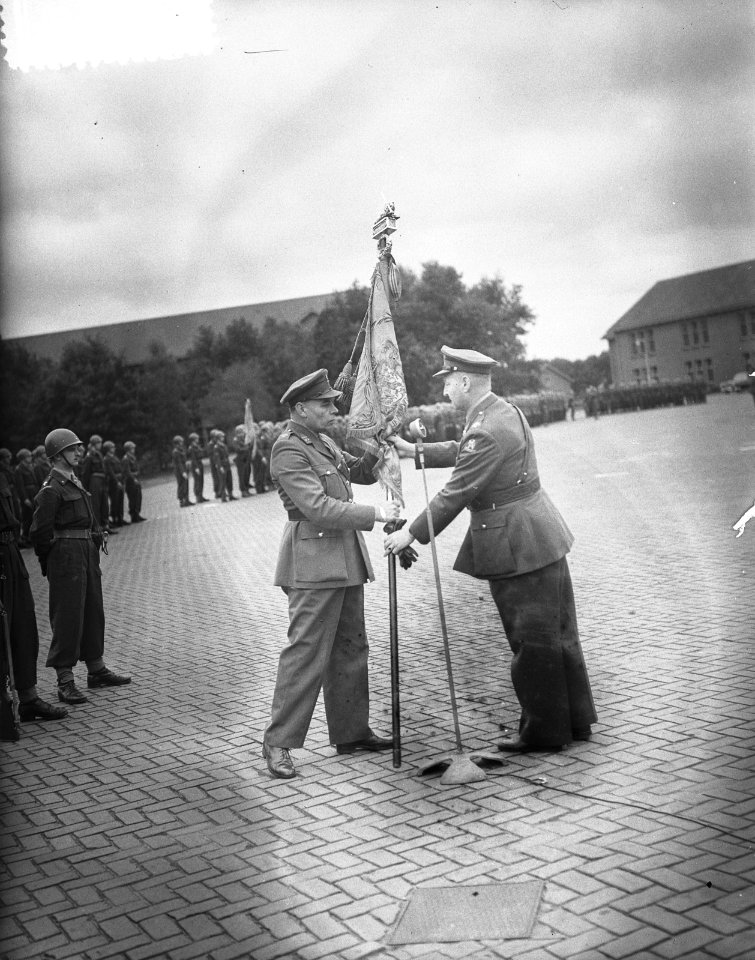 De nieuwe commandant van het garde regiment Grenadiers luiitenant-Kolonel J.J.C., Bestanddeelnr 906-7712