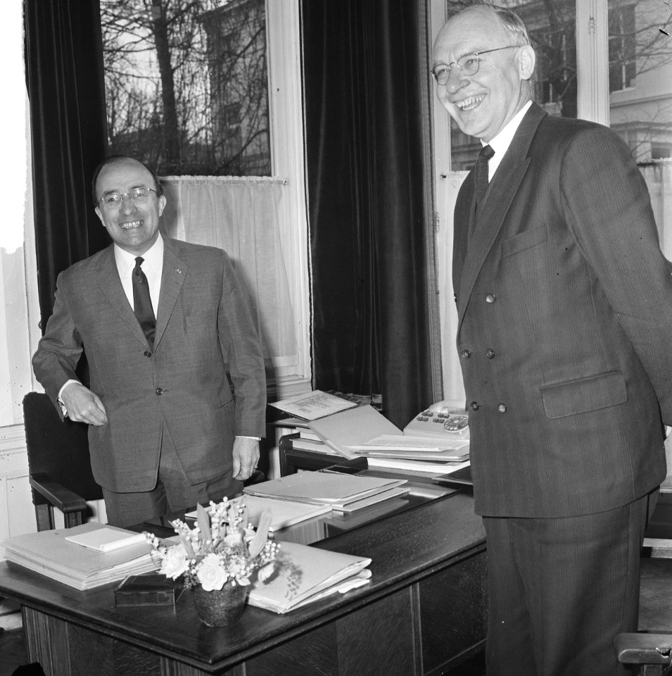 De kabinetscrisis. Formateur mr. Th. Cals ontving prof. Vondeling, fractievoorzi, Bestanddeelnr 917-5571