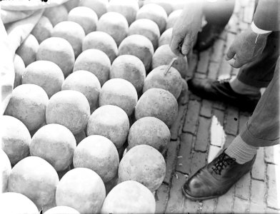 De Kaasmarkt in Alkmaar - kaasproefsteken met de boor, Bestanddeelnr 252-0753