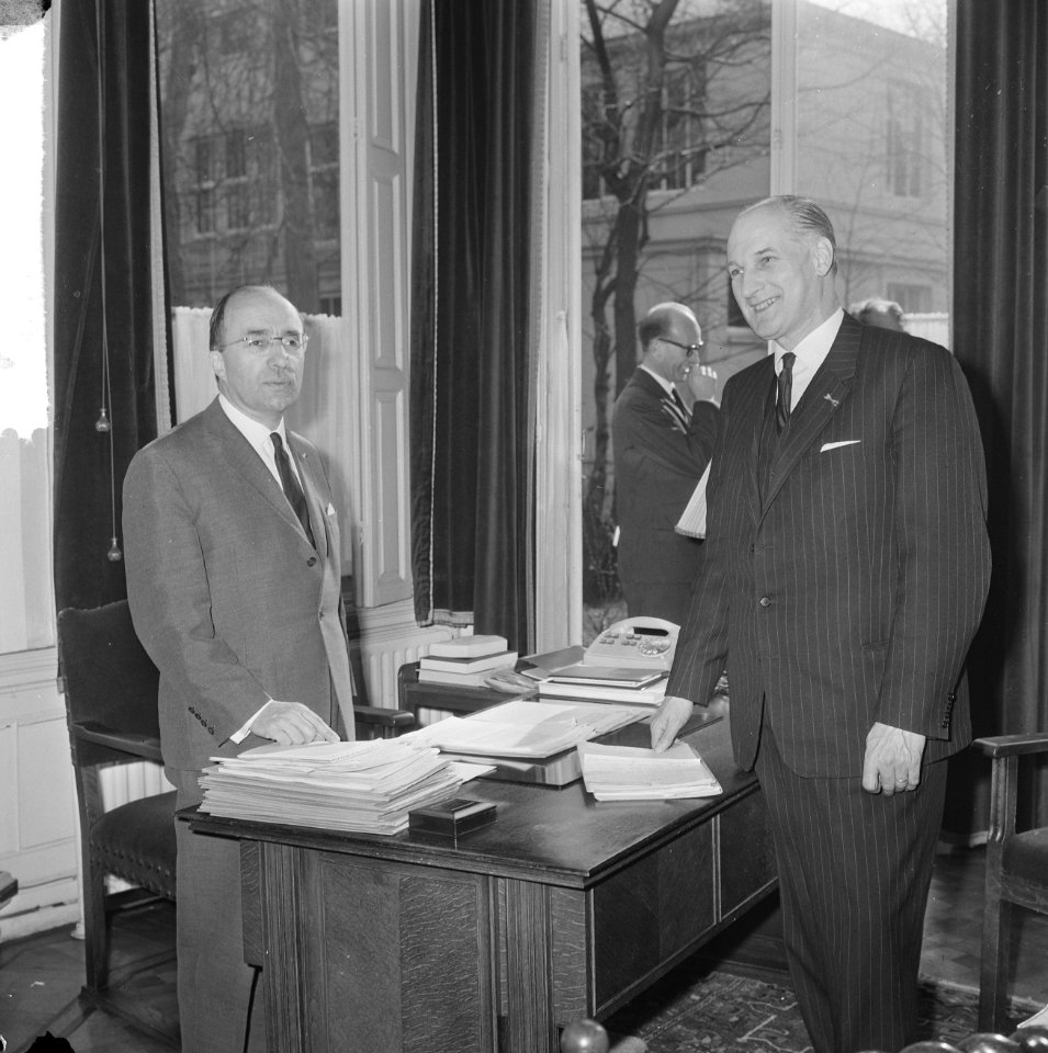 De kabinetcrisis, formateur mr. Th. Cals (links) in gesprek met minister Bot va…, Bestanddeelnr 917-5657